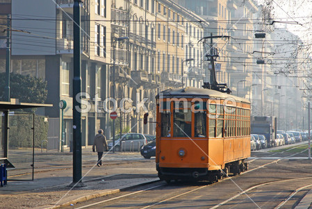 米兰的街道上的老式电车图片素材(图片编号:5