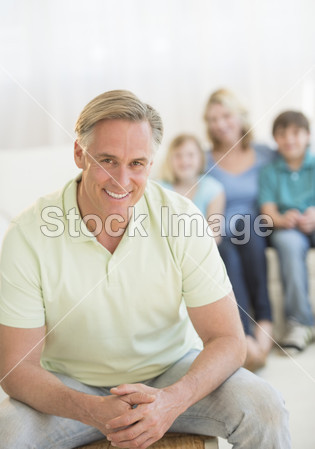 快乐的人与家人坐在家里的背景图片素材(图片