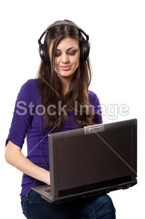 笔记本电脑的黑发听音乐图片素材(图片编号:5