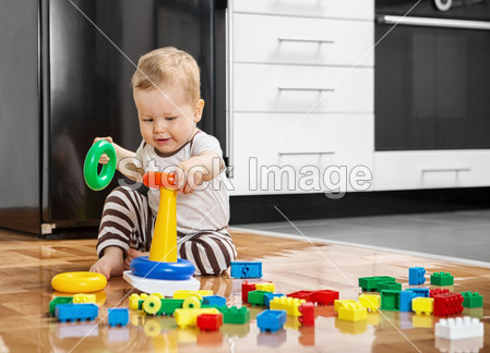 小男孩玩益智玩具图片素材(图片编号:5070041