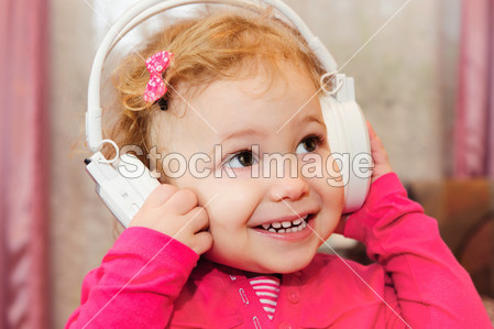 享受音乐带耳机的小女孩图片素材(图片编号:5