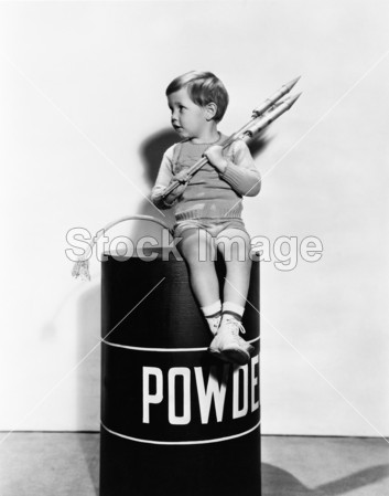 坐在火药桶上的小男孩图片素材(图片编号:507
