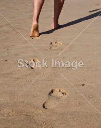湿沙在一条线的一个人行走的足迹(图片编号50