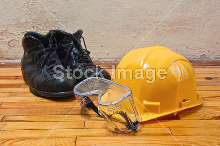 硬顶黄帽子,旧皮靴和保护性眼罩图片素材(图片