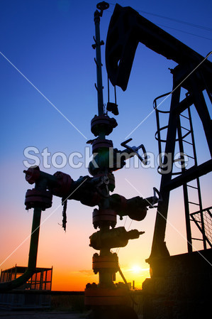 石油泵杰克倒映的落山的太阳(图片编号50733