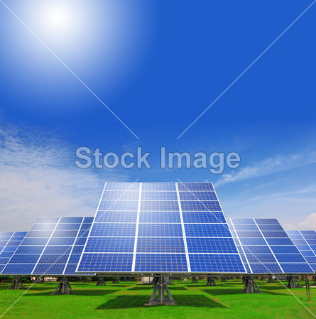 太阳能电池板与绿草和美丽的蓝天图片素材(图