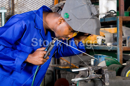 在车间工作的非洲裔美国焊机图片素材(图片编