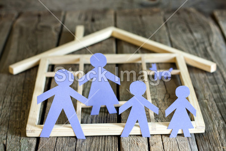 家庭和家庭的概念,在木板上的纸剪影图片素材