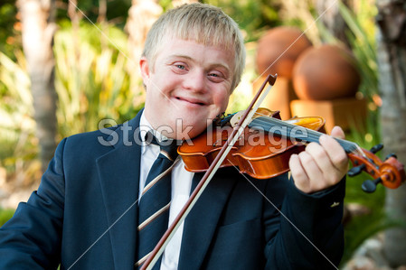 微笑的残疾的男孩玩他的小提琴图片素材(图片