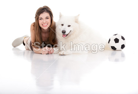 年轻女人和狗与足球合影图片素材(图片编号:5