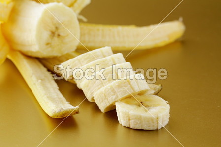 熟透的香蕉切成切片黄金背景上图片素材(图片