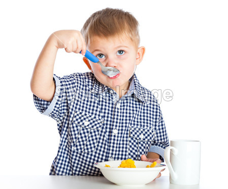 一个男孩从一碗吃麦片图片素材(图片编号:507