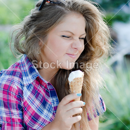 快乐的女孩户外吃冰淇淋图片素材(图片编号:5