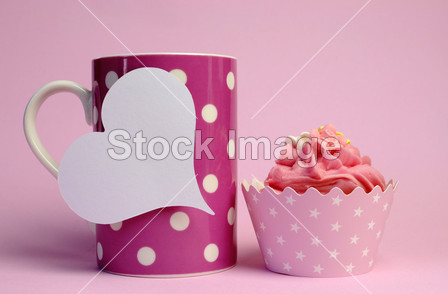 粉色圆点咖啡杯子与粉红色蛋糕和空白白心形状