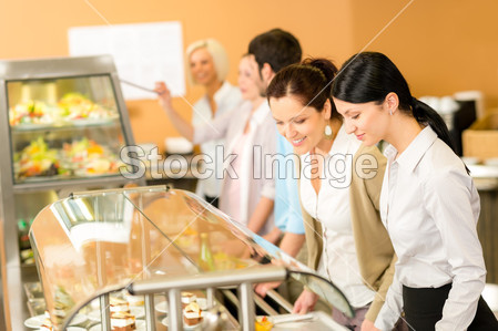 自助餐厅午餐两个办公室女人选择的食物图片素