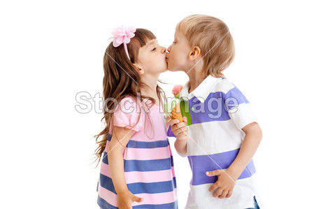 女孩和男孩在接吻与冰淇淋在孤立的手中图片素