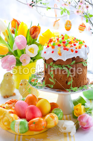 复活节蛋糕和色彩缤纷的鸡蛋图片素材(图片编