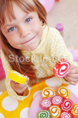 可爱的孩子吃糖果图片素材(图片编号:5079472