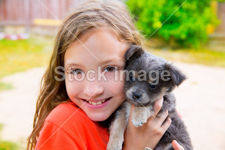 漂亮的小孩与小狗吉娃娃小狗的女孩画像图片素