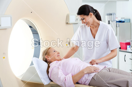 Ct 扫描床上的女病人图片素材(图片编号:5080