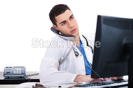 医生在电脑中记录他的笔记图片素材(图片编号