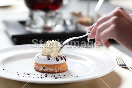在白盘子里上甜蛋糕图片素材(图片编号:50804