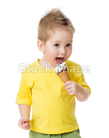 孩子吃,用舌头舔冰淇淋上白色隔离图片素材(图