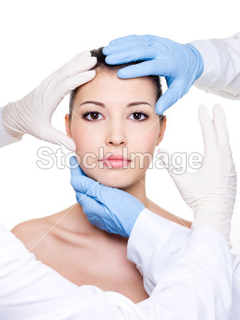 触摸女性面部的整形外科医生图片素材(图片编