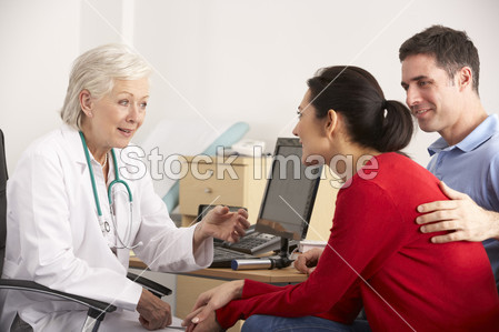 美国医生说话快乐的夫妻,在手术中图片素材(图