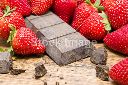 Whooden 表上草莓生巧克力图片素材(图片编号