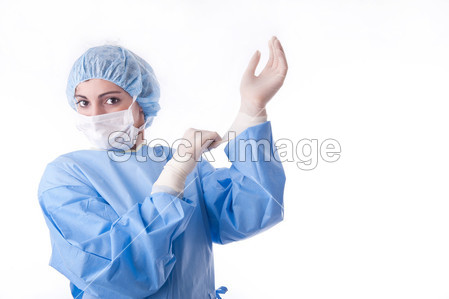 女医生或护士放入无菌手套 streatching 橡胶 g