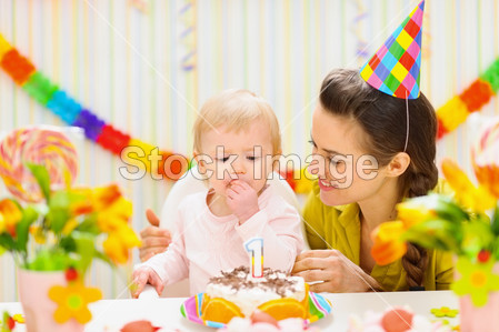 快乐妈妈和宝宝吃生日蛋糕的肖像图片素材(图