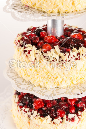 婚礼蛋糕白巧克力和红色浆果图片素材(图片编