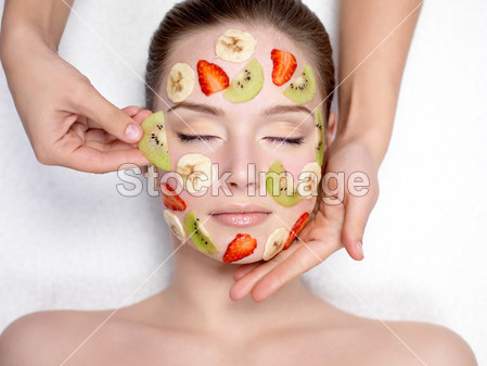 化妆师做水果面膜在女人的脸上图片素材(图片