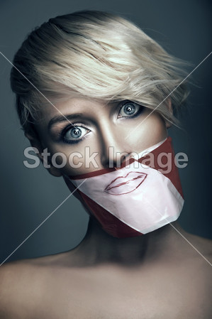 女人用胶带封住了嘴的概念照片图片素材(图片