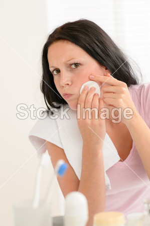 女人挤粉刺痤疮皮肤清洁图片素材(图片编号:5