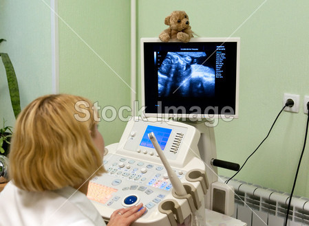 产科医生通过超声波扫描检查怀孕的肚子图片素
