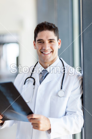 微笑在医院举行 ct 扫描胶片的年轻男医生图片