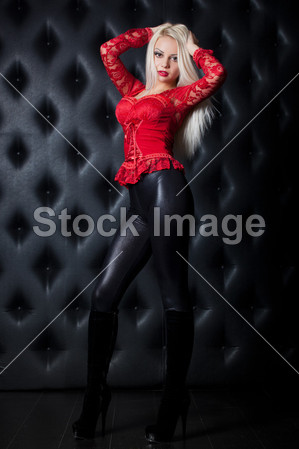 黑色皮革背景上的红色紧身<em>胸衣华丽</em>美丽的性感