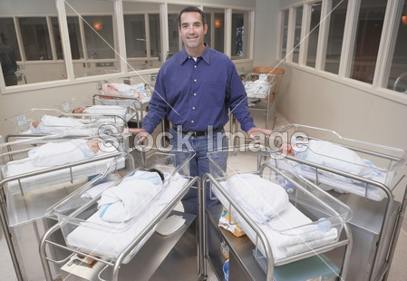 新父亲与婴儿在医院育婴室图片素材(图片编号