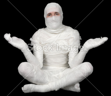 绷带坐在姿势莲花上的男人(图片编号5083725