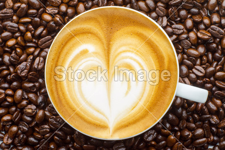 拿铁咖啡艺术,咖啡的咖啡豆背景中图片素材(图