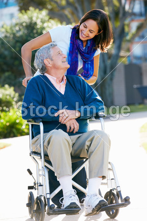 成年女儿坐在轮椅上推高级父亲图片素材(图片
