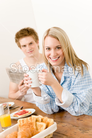 早餐对快乐的夫妻享受浪漫的早晨图片素材(图