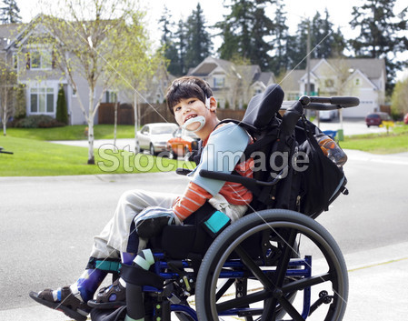 快乐小禁用坐在轮椅上的孩子图片素材(图片编