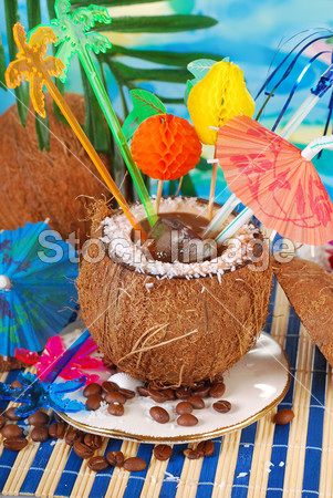 椰子壳中喝的冰的咖啡图片素材(图片编号:508