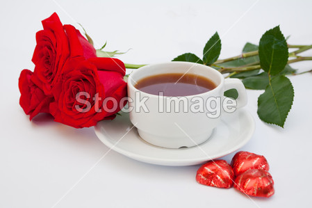 束红玫瑰旁边一杯茶图片素材(图片编号:50861