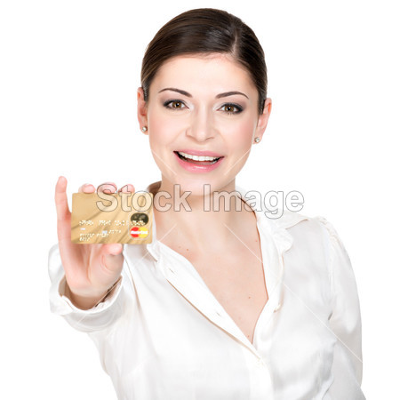 一件白衬衫与信用卡的微笑女人的肖像图片素材