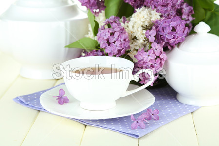 作文与美丽的淡紫色花朵,木桌上的茶水服务关