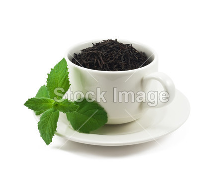 杯红茶与白色背景上的薄荷叶图片素材(图片编